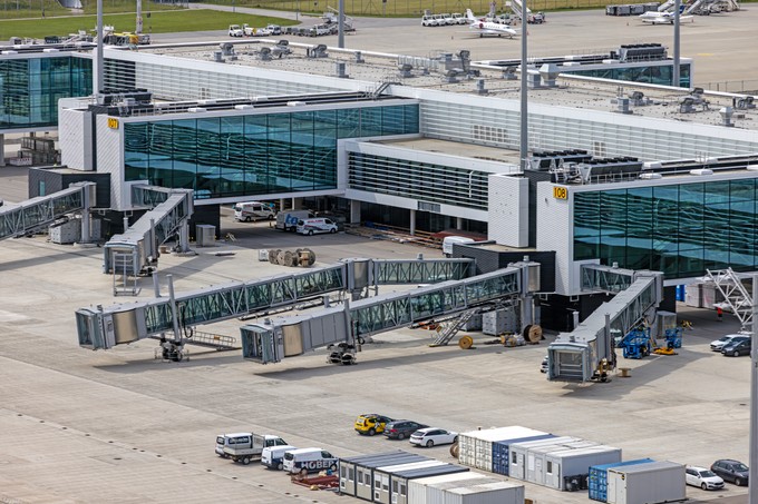 Die Flugastbrücken sind da.