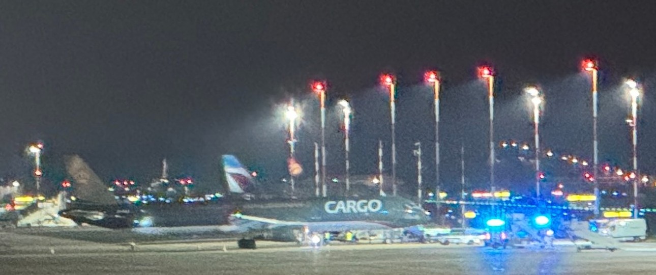 Die JY-RAZ nach der Sicherheitslandung am Flughafen Düsseldorf: ein Airbus-A321-Umbaufrachter.