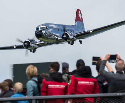<p style="font-weight: 400;"><em>Beinahe auf Augenhöhe mit der Swissair Douglas DC-3</em></p>