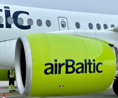 Airbus A220 von Air Baltic: Die hohen Kerosinpreise machen der Airline Sorgen.