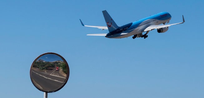 Boeing 757-200 von Thomson am Flughafen von Madeira.