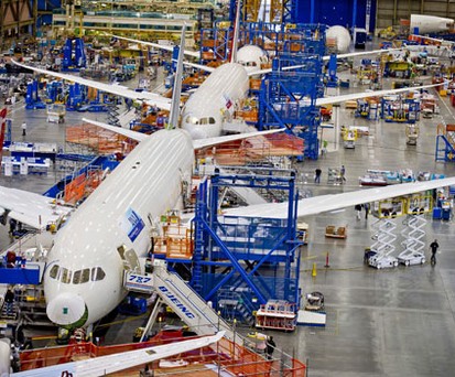 Dreamliner bei der Produktion: Verzögerungen könnten die Folge der Probleme sein.