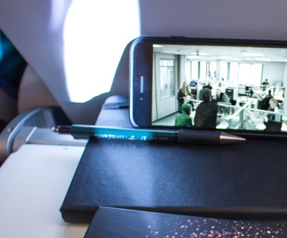 Smartphone im Flugzeug: Künftig kann man es auch über Indien nutzen.