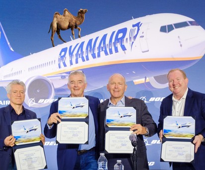 Michael O'Leary (Zweiter von links) und Stan Deal (ganz rechts) bei der Unterzeichnung einer großen Bestellung 2023: Da war die Laune noch gut.