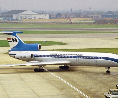 Tupolev Tu-154 von n Malev: Ein Bild aus besseren Zeiten.
