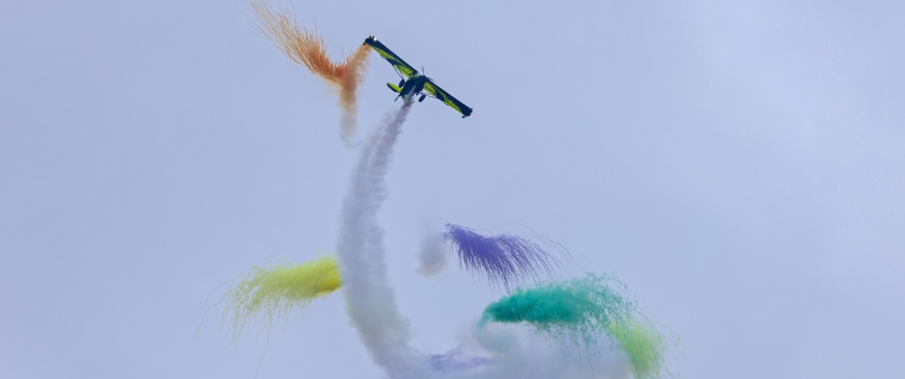 Eine Skyreach Bush Cat bitet ein farbenfrohes Programm: Das Wetter machte der Flugshow einen Strich durch die Rechnung.