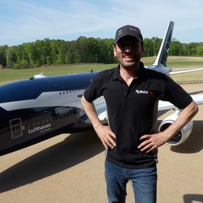 Ramy RC vor seinem Lufthansa-Airbus-A380: Ganz schön groß.