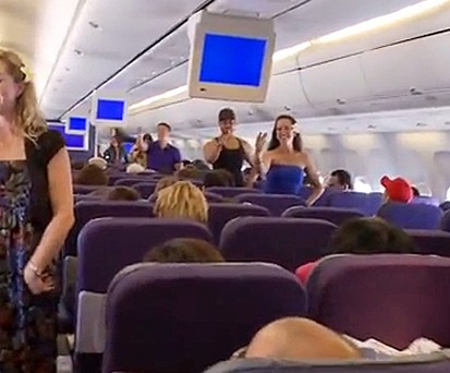 Flashmob an Bord: Plötzlich tanzen die Passagiere.