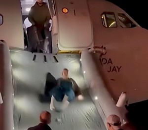 Evakuierung des AIrbus A321 Neo von Frontier Airlines: Viele nehmen ihr Gepäck mit.
