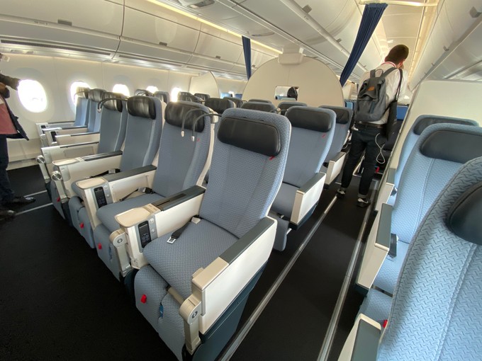 24 Sessel stehen in der Premium Economy in einer 2-4-2-Anordnung.