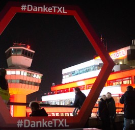 Besucherplattform in Berlin-Tegel: Am vorletzten Betriebstag durfte die Öffentlichkeit ein letztes Mal auf die Aussichtsplattform.