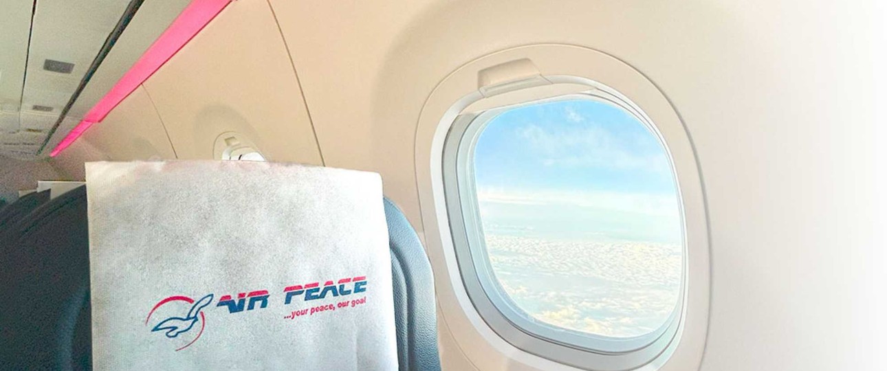 Blick aus dem Fenster eines Air-Peace-Flugzeugs: Der Airline-Chef ist den USA erneut angeklagt worden.