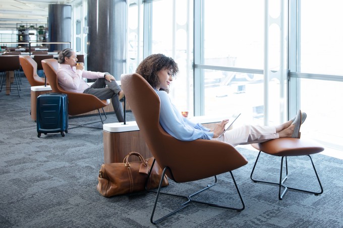 Die neue Lounge von United Airlines in Newark ist sehr hell.