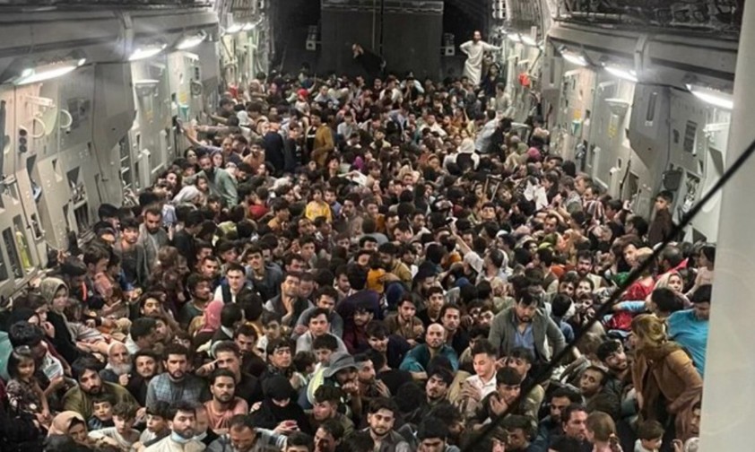640 Passagierinnen und Passagiere: Die Menschen kletterten noch über das halb offene Tor in die C-17.
