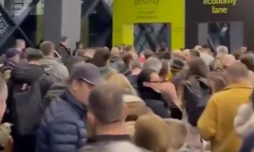 Chaos am Flughafen Belgrad: Am 21. Januar mischten sich ankommenden und abfliegende Reisende und alle mussten nochmal durch die Sicherheitskontrolle