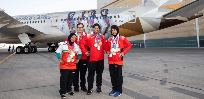 Die abgebildeten Sportler von links nach rechts: Mariam Al Hosani (Bowling), Omar Al Shami (Schwimmen), Saleh Almarri (Bowling) und Hamda Alhosani (100-Meter-Lauf).
