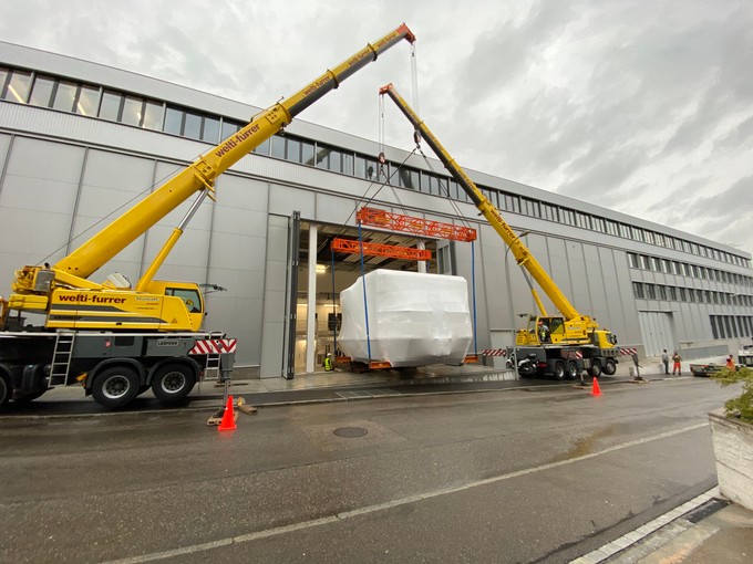 Langsam ragt das Gerät in die Halle.