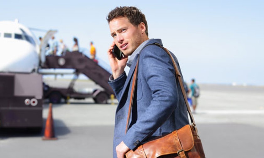Ohne Handy geht nicht: Offenbar leiden mehr als die Hälfte aller Passagiere, wenn sie ihr Mobilgerät nicht verwenden dürfen.