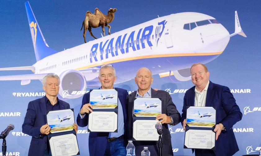 Michael O'Leary (Zweiter von links) und Stan Deal (ganz rechts) bei der Unterzeichnung einer großen Bestellung 2023: Da war die Laune noch gut.