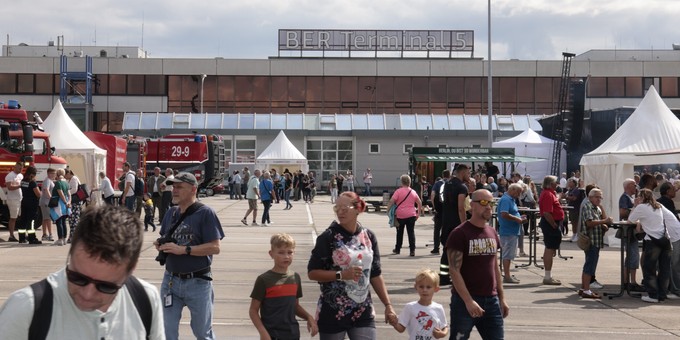 Der ehemalige Flughafen Schönefeld ist mit einem Bürgerfest verabschiedet worden.