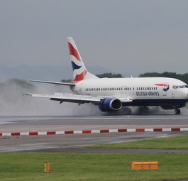 Boeing 737-400 von British Airways (Archivbild 2012): Die Fluglinie setzte bereits früher einmal auf das Modell.