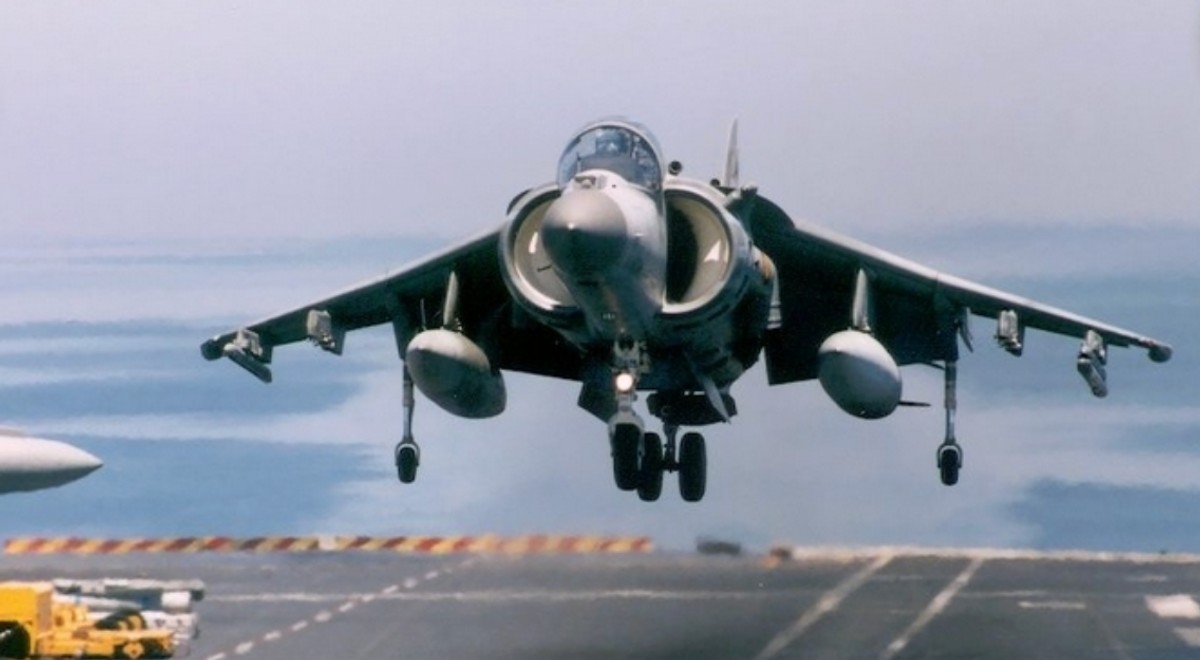 Herrscher der Meere: Die Hawker Siddeley Sea Harrier macht Flugzeugträgern das Leben leichter.
