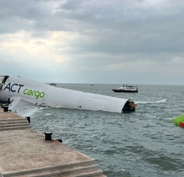 Die Boeing 747 von Air ACT im Wasser: Die Crew überlebte.