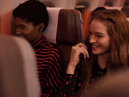 Passagierinnen von Swiss: Sie erfahren neu deutlicher, dass Swiss zu Lufthansa Group gehört.