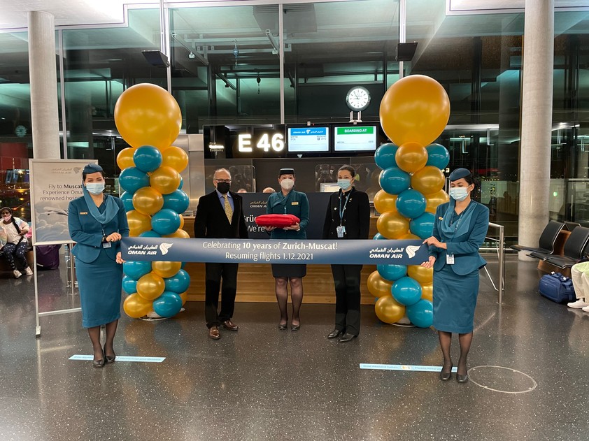 Lina Samman, Country Manager Oman Air und Rolf J. Hancock, Vice President Aviation Development Zurich Airport beim Durchschneiden vom Band