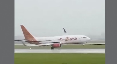 Der heikle Moment: Die Boeing 737 berührt mit dem Triebwerk fast die Piste.