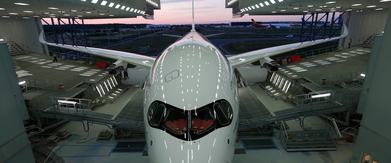 Der erste Airbus A350 von Air France in der Lackierhalle.