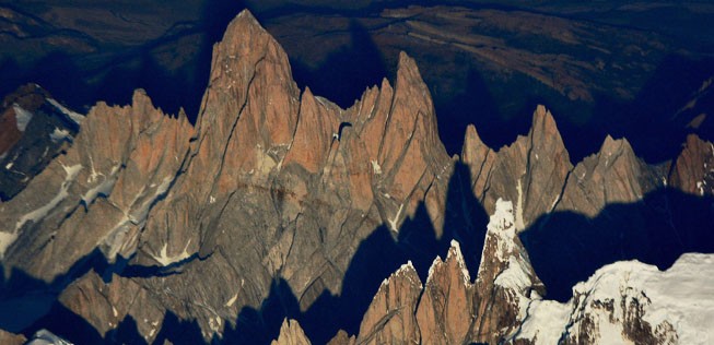 Flug von Punta Arenas nach Puerto Mont in Chile. Im Bild sind die Gipfel des Cerro Torre und Fitz Roy zu sehen.