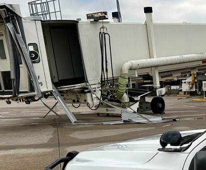 Auf diesem Bild und auf den folgenden Fotos sowie in einem Video sehen Sie den Flughafen Tampa nach dem Hurrikan Milton.