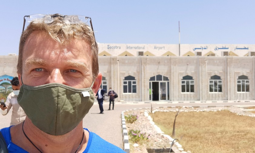 Gunther Pitterka auf dem Flughafen der Insel <span class="mw-page-title-main">Socotra in Jemen.</span>