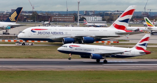 Zwei Airbus-Maschine von British Airways in Heathrow: Die Regierung hat sich für den Entwurf mit einer 3500 Meter langen Piste entschieden.  