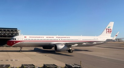Airbus A320 mit Retrolackierung in Lissabon: Gehört wohl bald teilweise Lufthansa Group.