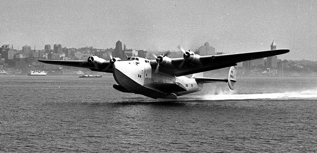 Die Boeing Model 314 Clipper veränderte die Welt der Passagierluftfahrt. Erstmals wurden Nonstop-Flüge über den Atlantik möglich. Das Flugzeug hatte eine Reichweite von 8300 Kilometern und fasste 74 Passagiere, denen viel Luxus an Bord geboten wurde - etwa ein Speisesaal und eine Hochzeitssuite. Sie konnte bis zu 296 Kilometer pro Stunde schnell fliegen. Pan Am baute ab 1938 auf dem Clipper ihren Erfolg auf.