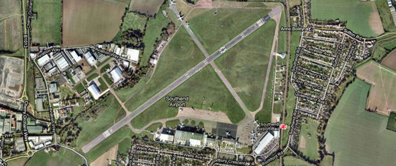 Southend Airport: EIne Piste mitten zwischen Dörfern.