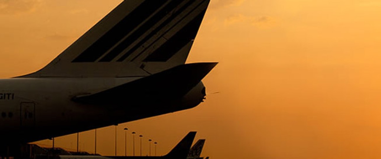 Flieger am Flughafen Caracas: Für Passagiere wird der Abflug noch mühsamer.