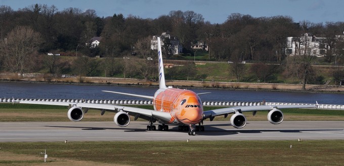 Er trägt die Farbe Orange. Das hat einen konkreten Hintergrund.