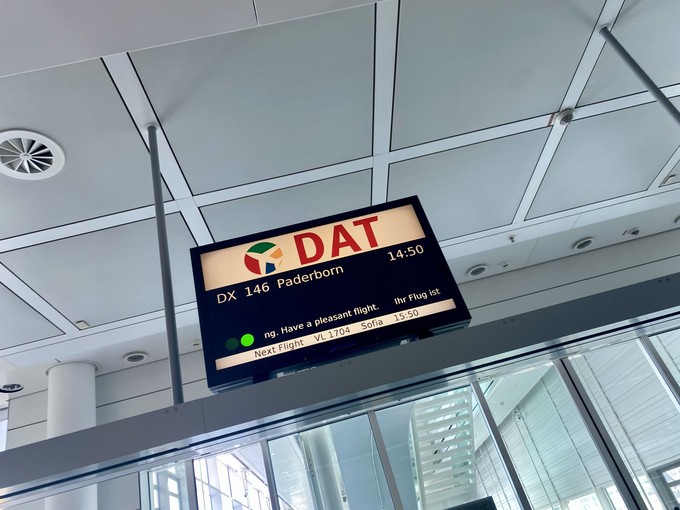 Vor dem Rückflug nach Paderborn: Hier ist das DAT-Logo zu sehen.