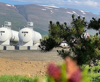 Tanks für Kerosin an einem Flughafen in Island: Einiges wird sich ändern.