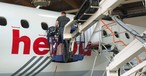 Hier wird die Sonderlackierung auf der Embraer E190 ...