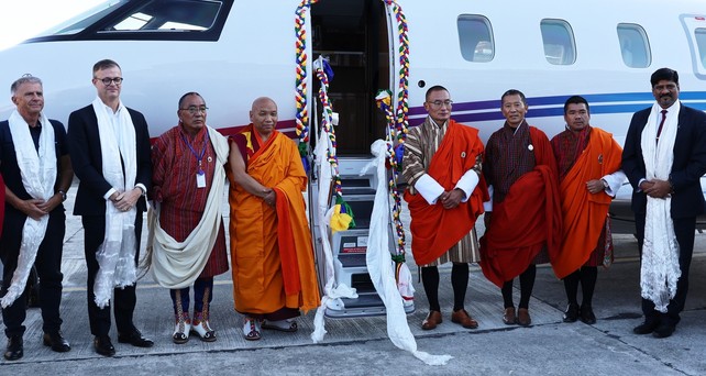 Pilatus PC-24 am Flughafen Paro: Vertreter von Pilatus und Bhutan bei der Übergabe des Jets. 