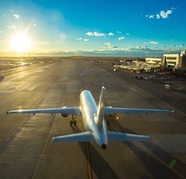 Flugzeug am Flughafen Denver: Die Airlines wollen mehr Platz.