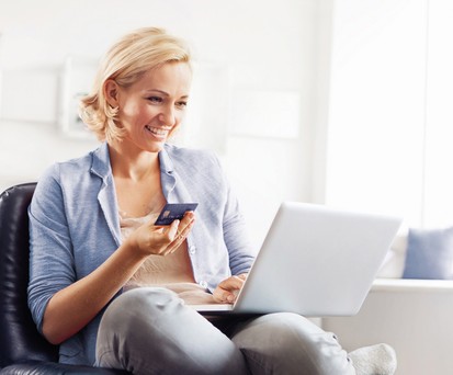 Kundin von Miles and More: Lachen kann, wer besonders viel fliegt.