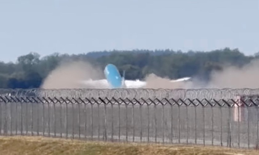 Die Boeing 787 hebt in München ab: Viel Staub aufgewirbelt.