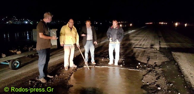 Mitarbeiter des Flughafens Rhodos: Das Loch in der Piste war riesig.