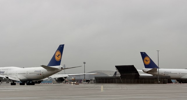 Zwei Boeing 747-8 von Lufthansa: D-ABYD und D-ABYG nebeneinander vor der Lufthansa Technik Halle in Frankfurt.