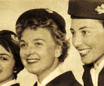 Stylisch in der Luft: Die undatierte Aufnahme zeigt Flugbegleiterinnen in der ersten Uniform von Austrian Airlines.